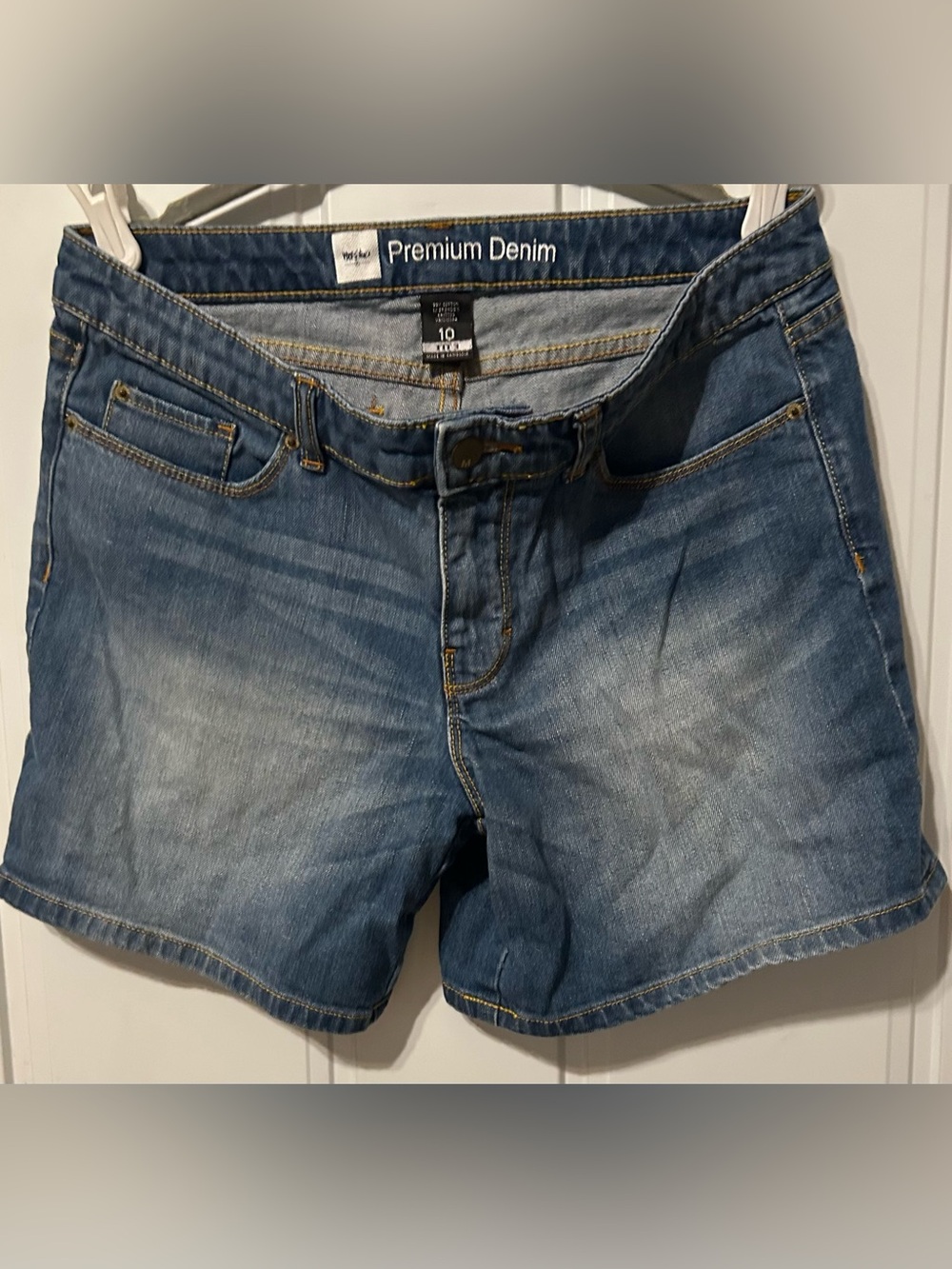 Premium Denim Women’s Light Blue Jeans Shorts- Size 10 Mossimo